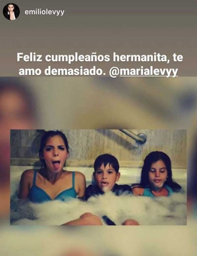 José Emilio felicita a su hermana María Levy.