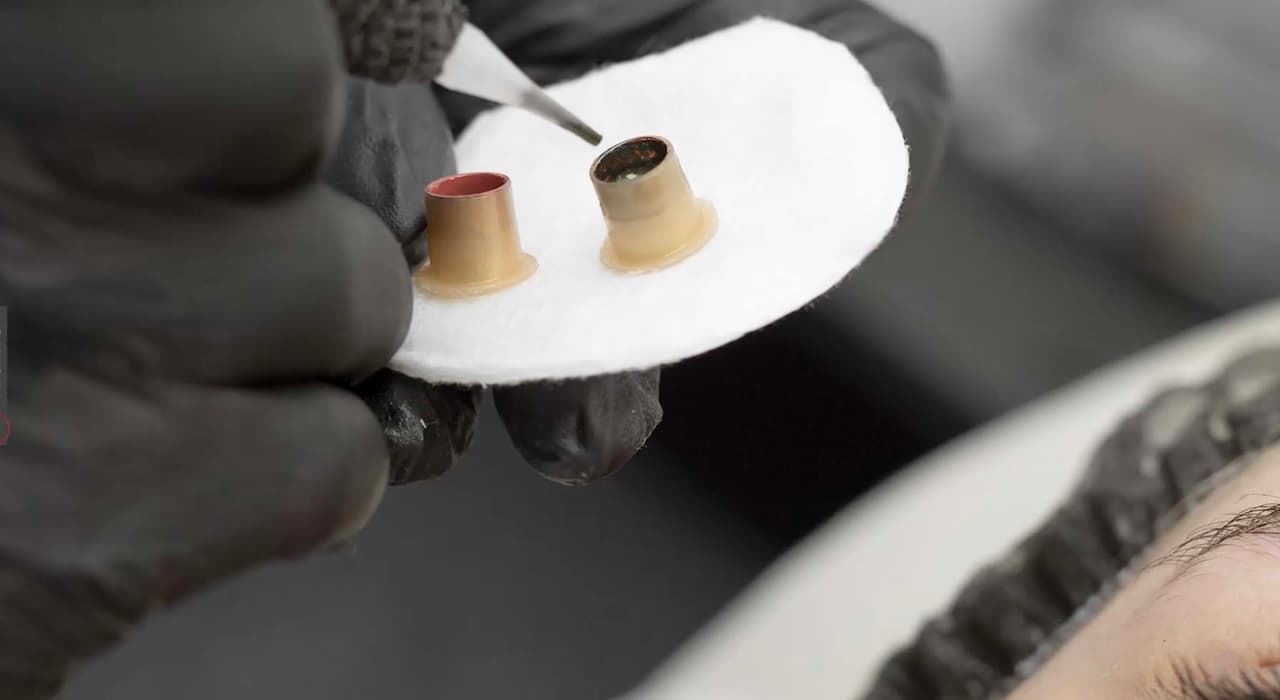 “Es como cualquier técnica de tatuaje, es un arte y no hay una ley normativa de estudios, pero cuando te vas a hacer el servicio tienes que buscar las guías de referencia como internet, Instagram, Facebook para ver si de verdad es profesional y si está con el permiso regulado por el estado”, indicó González.