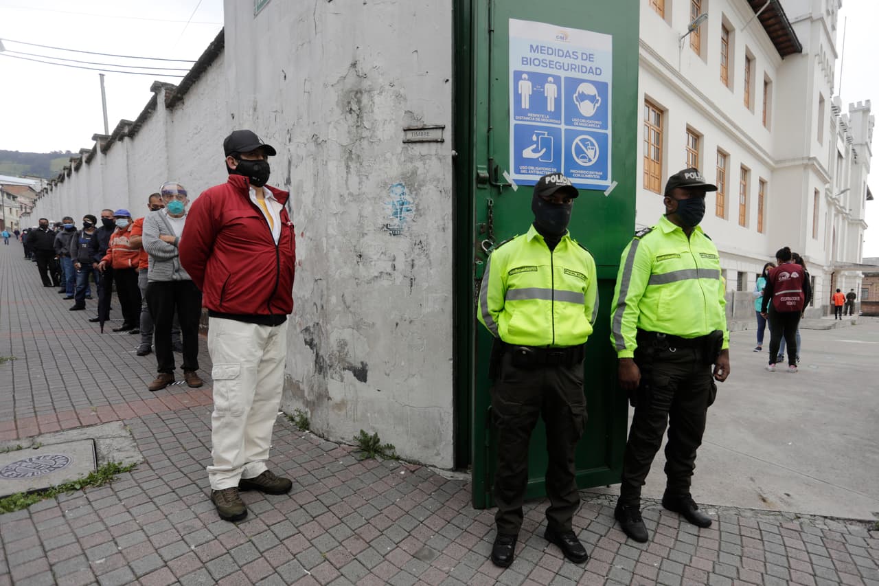 Votante siguen el distanciamiento social en la fila del Colegio Mejía en Quito, Ecuador. La vicepresidenta María Alejandra Muñoz inauguró la jornada electoral asegurando que desde el lunes el país tendrá nuevos presidente y vicepresidente electos a quienes se les entregará el poder.