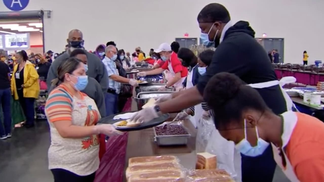 El Súper Banquete de Acción de Gracias en Houston termina hasta que se retire la última persona que haya comido.