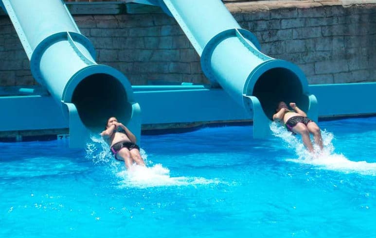 Wet ‘n Wild Emerald Pointe (Greensboro, North Carolina): este es el parque de agua más grande en ambas Carolinas, y con atracciones llamadas Daredevil Drop y Dr. Von Dark Tunnel of Terror, tiene una oferta muy interesante para los más aventureros. Otras atracciones famosas son Splash Island y Happy Harbor. El lugar ofrece 36 juegos acuáticos y tiene piscinas para infantes.