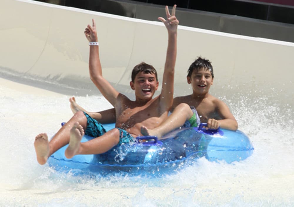 Runaway Rapids (Keansburg, NJ): : este parque es pequeño comparado con muchos de los anteriores, pero está estratégicamente ubicado en el llamado Jersey Shore, a una hora en carro desde New York City. Tiene 18 toboganes de diferente altura y velocidad. También ofrece una ‘laguna’ para los niños, áreas de juego y hasta dos piscinas ‘spa’ para los que quieren básicamente relajarse.