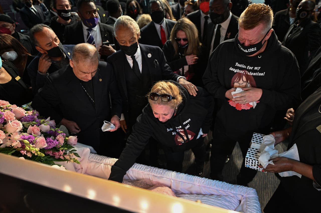 Según la policía, una bala disparada por los oficiales atravesó el panel de un vestidor de la tienda, matando a la menor.