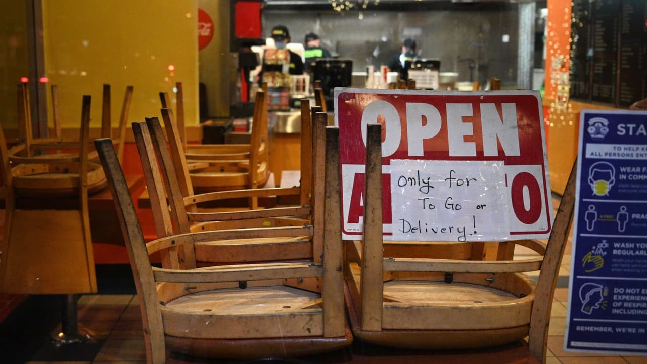 "Apenas nos estábamos recuperando": el toque de queda pone a restaurantes y barberías al borde de la quiebra 