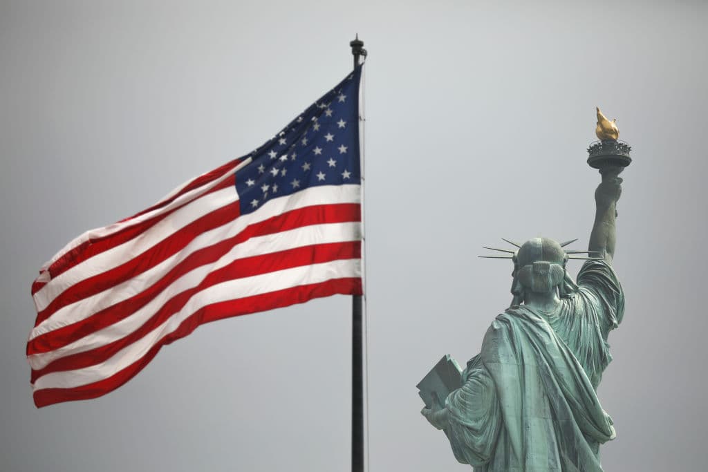 Conoce los beneficios que un inmigrante puede pedir sin que lo afecte la regla de carga pública