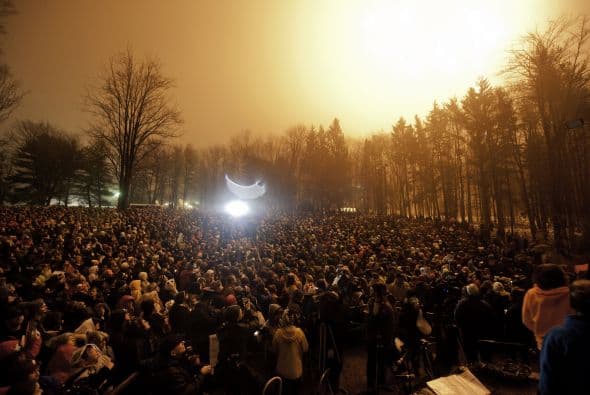 Ante la mirada expectante de miles de curiosos, vio su sombra, lo que implica según la tradición, que el invierno durará seis semanas más este año en EEUU.