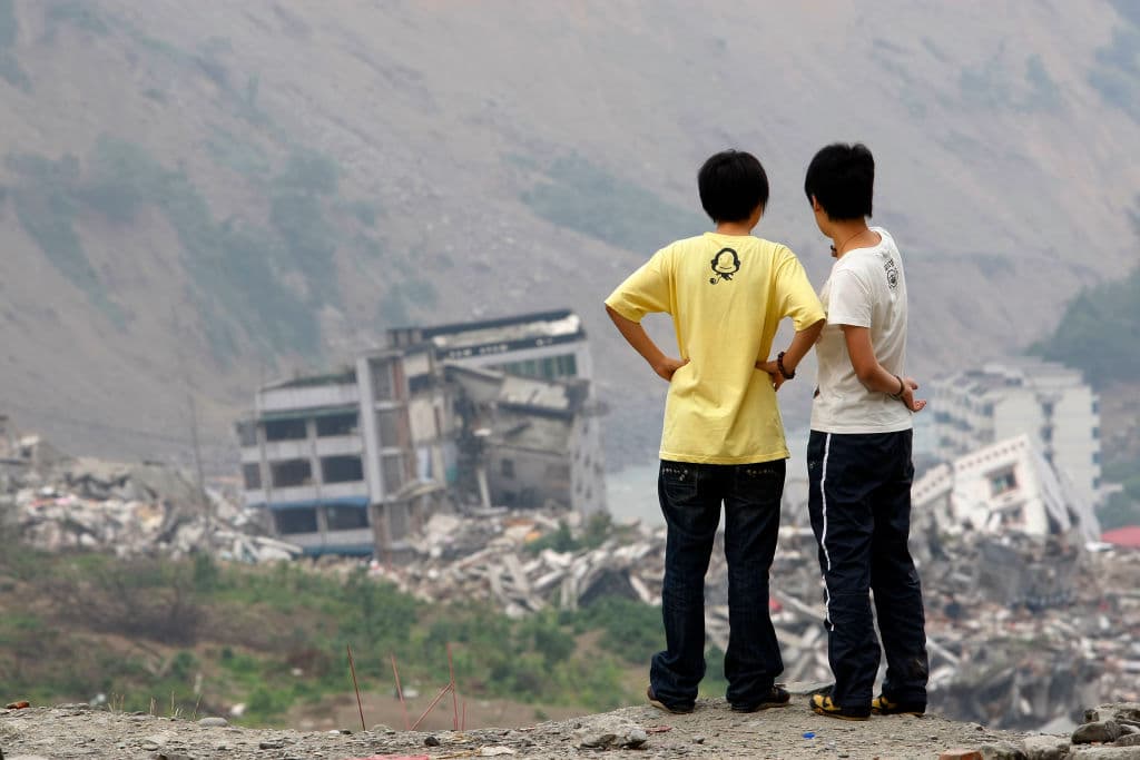 <b>Puesto 1</b>.-
<b>China</b> es el país
<b>que más terremotos ha sufrido en los últimos 106 años con un total de 157.</b> La mayoría de los fenómenos ocurren en la región suroeste donde el terreno es montañoso. Aunque las provincias no son tan pobladas, la falta de infraestructura y la orografía dificultan las labores de rescate cuando sucede un evento sísmico. Un terremoto en agosto de 2014
<a href="https://www.univision.com/noticias/noticias-del-mundo/fuerte-sismo-en-china-dejo-al-menos-398-personas-muertas">dejó más de 400 personas muertas en la provincia de Yunnan</a>.