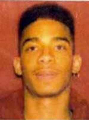 <h3 class="cms-H3-H3">Daniel Scaife</h3>
<br>
<br>Enojado porque un hombre lanzó una botella contra el vehículo en el que se encontraba, Scaife salió y
<b>le disparó en varias ocasiones hasta matarlo</b> en un estacionamiento de Atlanta, Georgia.
<br>
<br>El FBI ofrece una recompensa por toda información que
<b> logre la captura del fugitivo con vínculos en Chicago y Nueva York. </b>
<br>