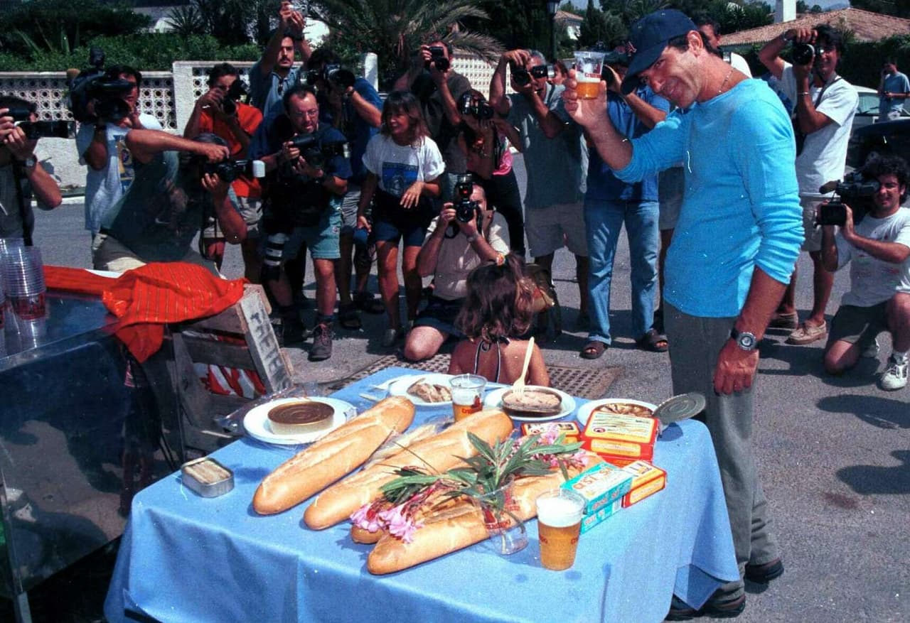No es difícil ver al actor Antonio Banderas pidiendo una típica tortilla de patatas española; sin embargo, cuando él termina el plato fuerte pide postres latinos, como el arroz con leche, el flan de huevo y los alfajores.