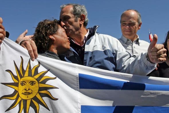 El grupo uruguayo tenía contemplado, además de compartir con los familiares que aguardan el rescate en un campamento de carpas a algunos centenares de metros donde opera ya una de las perforadoras, transmitirles mediante el sistema de video conferencia su mensaje a los mineros.