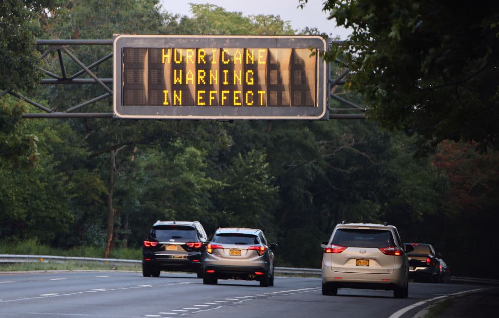 En la Southern Parkway, a la altura de Wantagh, Nueva York, un cartel advierte que existe un aviso de huracán en activo en esa área.