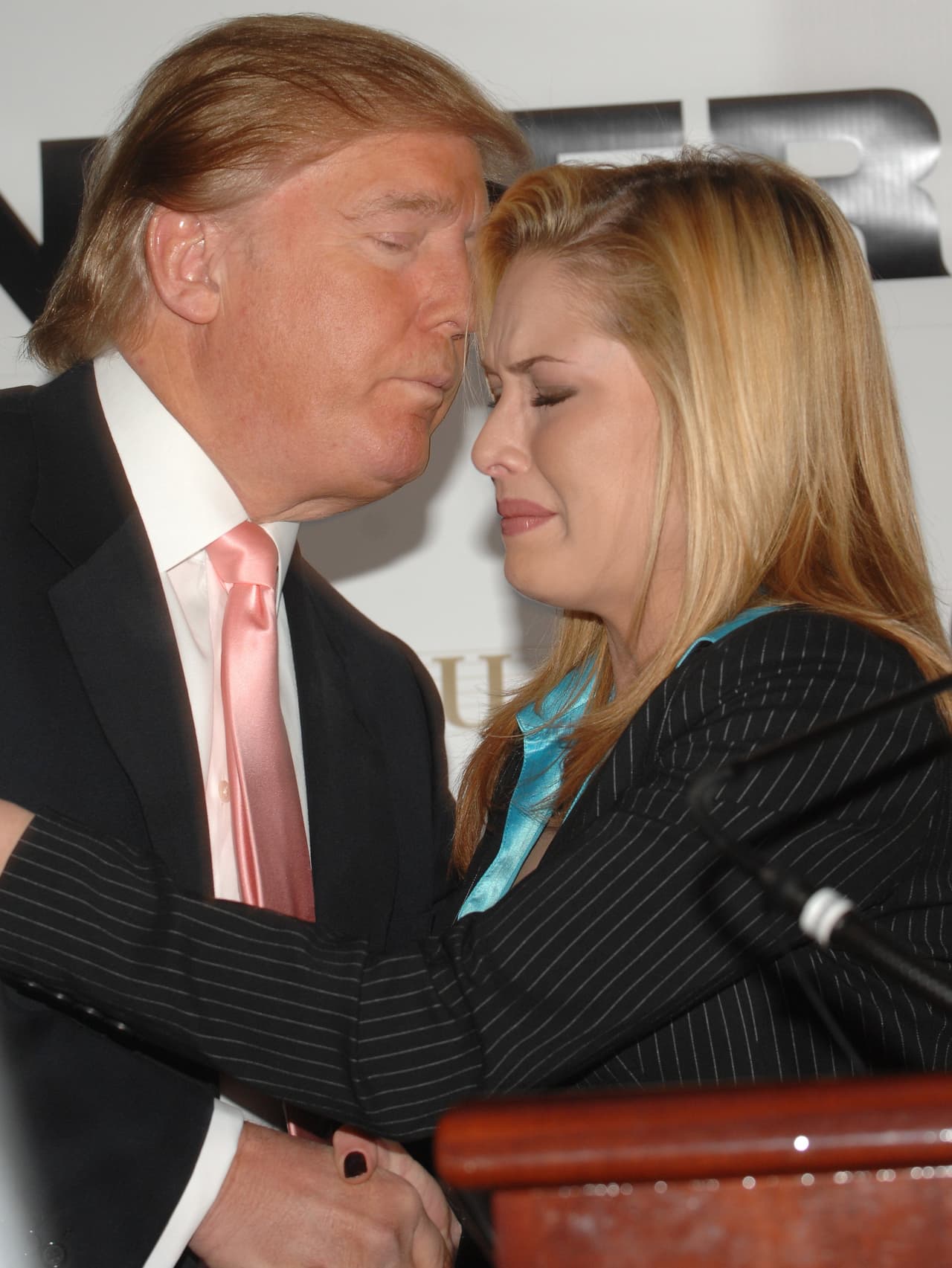 En una conferencia de prensa, envuelta en lágrimas, fue perdonada por Donald Trump, entonces dueño del certamen, quien le permitió quedarse con la corona siempre y cuando cumpliera un plan de rehabilitación.