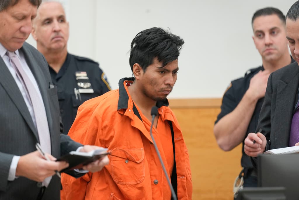 De acuerdo con las autoridades migratorias federales, Sebastián Zapeta fue deportado en 2018 de los Estados Unidos. De resultar culpable de los cargos en su contra, se expone a 
<b>una condena de cadena perpetua</b>.