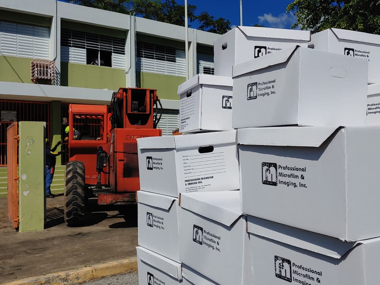 "Estaremos trabajando cada situación que surja con la misma diligencia del primer día, de manera incansable e incesante, pero poniendo por práctica, en todo momento, las medidas de controles de riesgos para asegurar que no se coloquen a nuestros compañeros de labores en riesgo, ni la de funcionarios que han llegado a asistirnos" aseguró el ejecutivo municipal en Facebook.