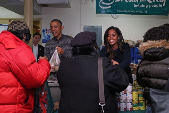 Los Obama llevaron comida a los necesitados