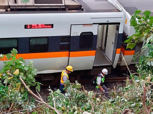 El tren tenía ocho vagones y transportaba a unos 350 pasajeros. Se dirigía desde Taipéi a la ciudad de Taitung, en el sureste de la isla de Taiwán.
