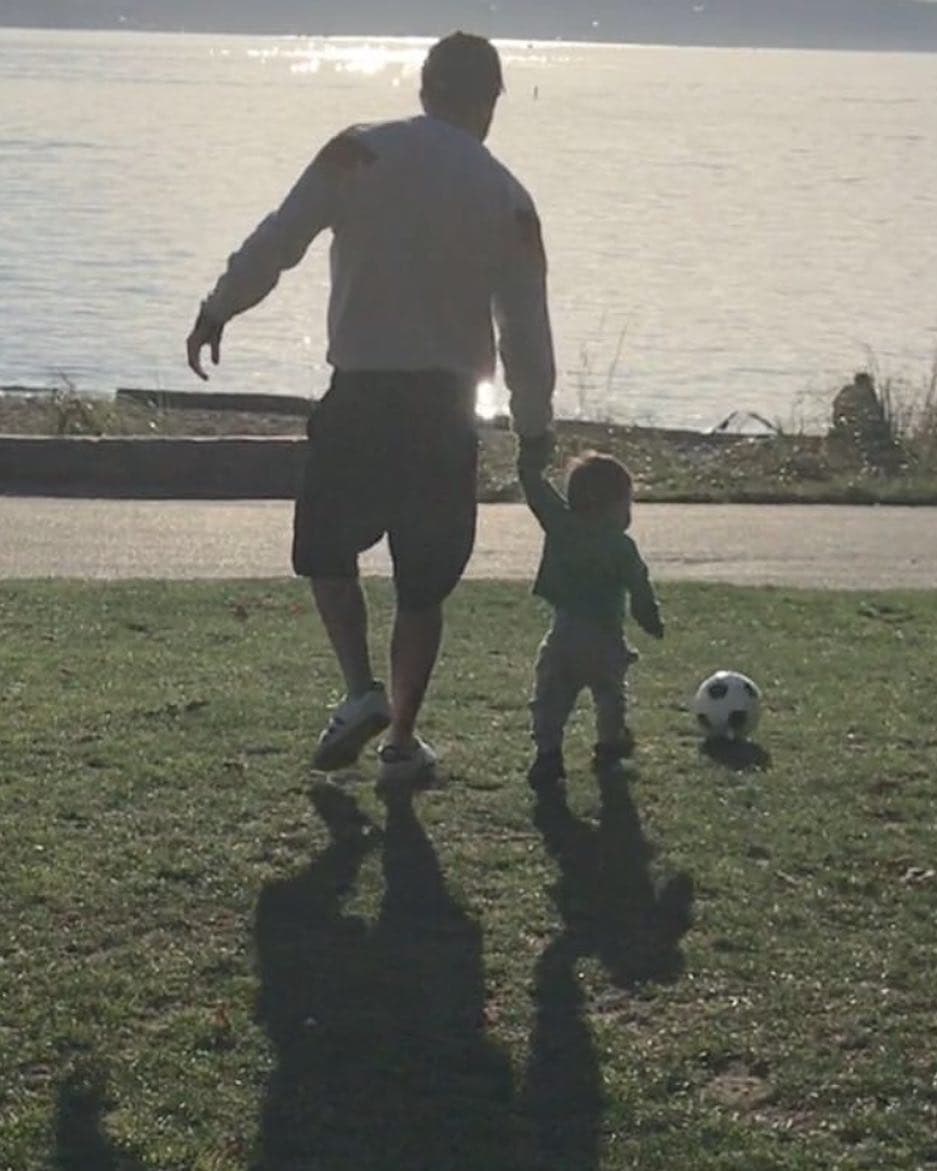Y es que ya a un año del nacimiento de su primogénito, el actor compartió esta imagen en la que se les puede ver jugando con una pelota de futbol: "Mi foto favorita del mundo! Vía mi esposa".