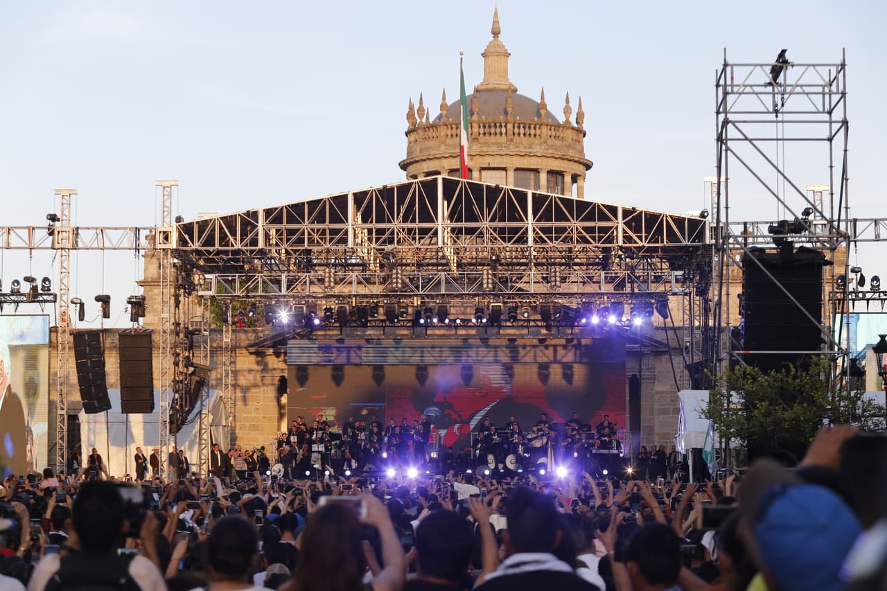 Las disculpas de Vicente Fernández ocurrieron minutos antes del concierto gratuito que ofreció en la explanada del Hospicio Cabañas de Guadalajara, ante una audiencia estimada en 65 mil personas.