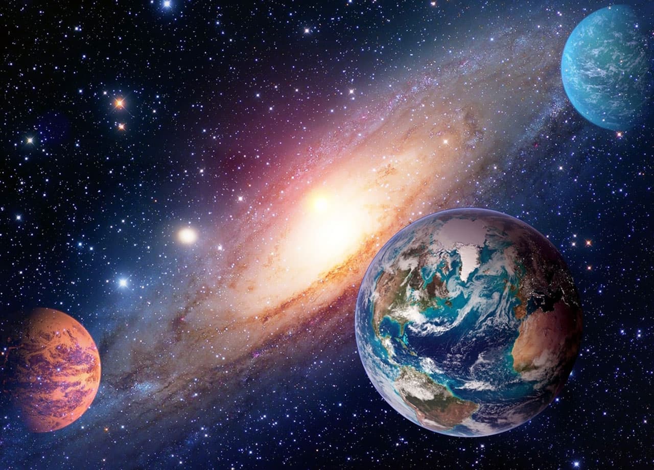 Lo primero que debemos entender es la palabra retrógrado en relación a los planetas, la astronomía y la astrología. El término retrógrado se usa para describir un astro que aparentemente se ve como si marchara “hacia atrás” en el cielo.