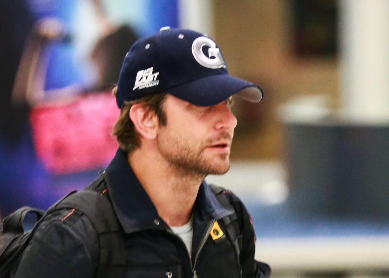 Bradley usó una gorra e iba cabizbajo.