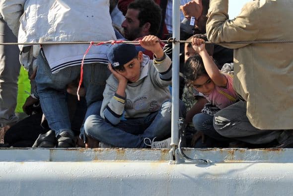 Además, a lo largo de este lunes, la marina ha rescatado a otros 837 sin papeles.