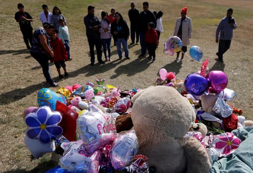 Residentes del norte de Texas dejaron peluches y otros regalos en el lugar en el que fue hallado el cuerpo de Sherin en Richardson, Texas.