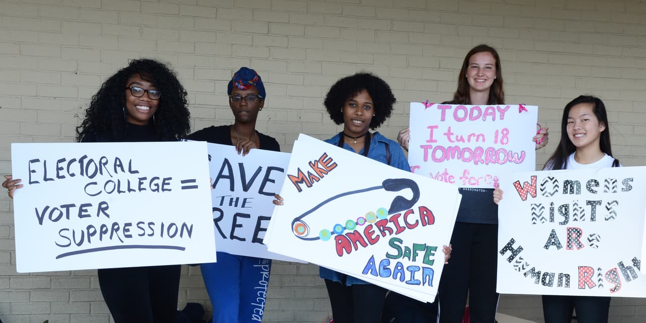 La marcha que se celebra este sábado en Washington DC tiene un lema: "Los derechos de la mujer son derechos humanos" y tantos motivos como manifestantes, como muestran estas jóvenes de Miami que salieron en la mañana del viernes en un autobús hasta la capital.