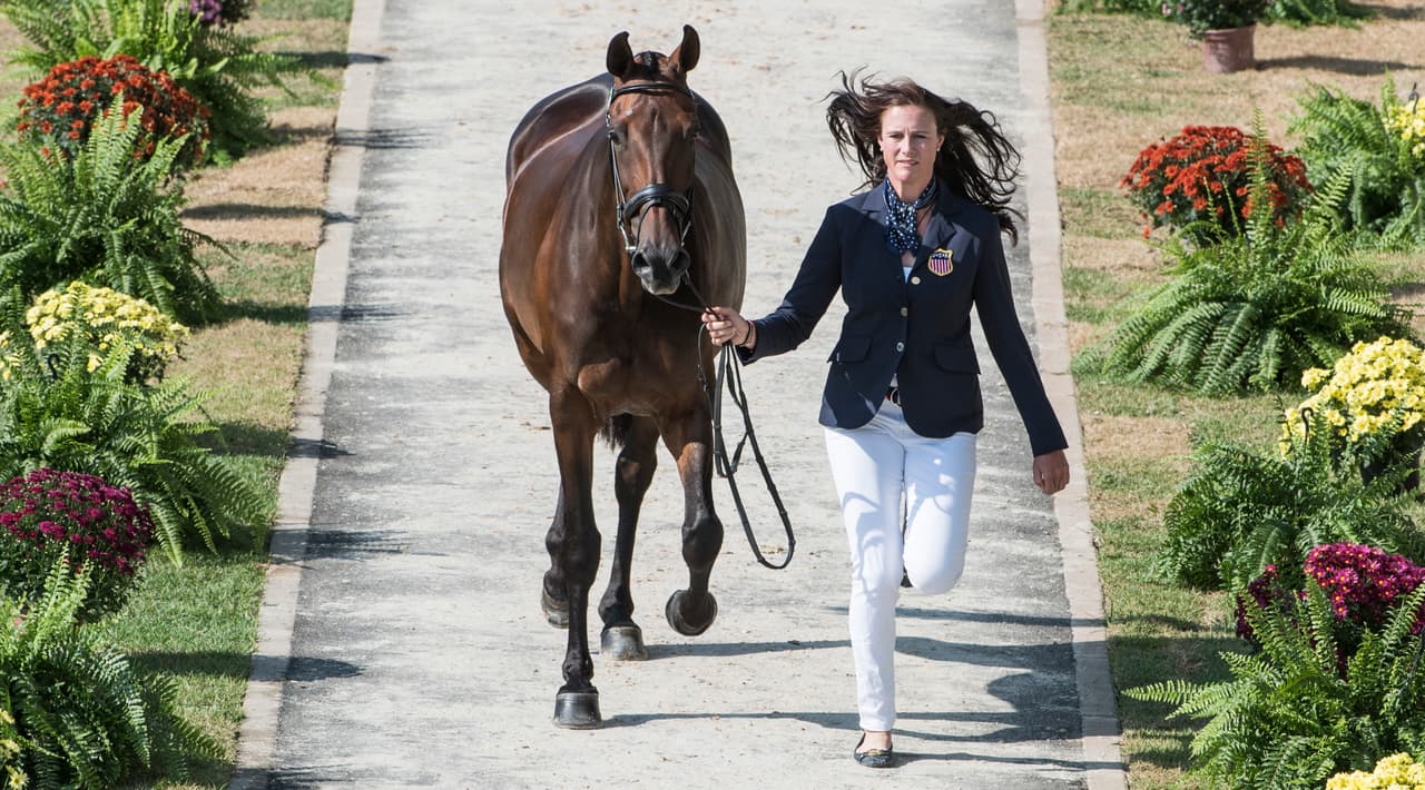 También la equitación comenzó la acción, aunque no con competencia, sino con la inspección de caballos.