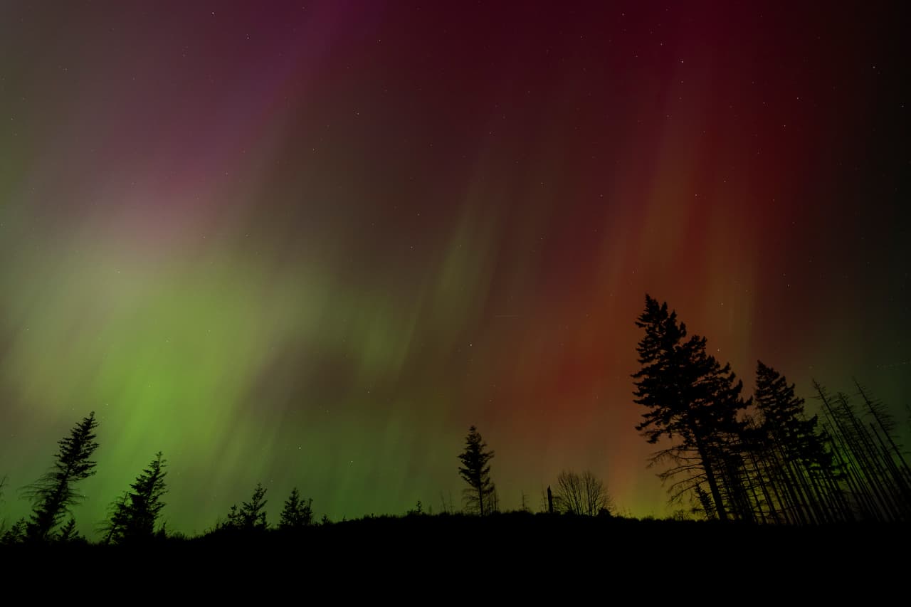 En esta imagen se ve la aurora boreal en Estacada, Oregón. La Administración Nacional Oceánica y Atmosférica NOAA emitió una rara advertencia de 
<b>tormenta geomagnética</b> severa y el estallido solar llegó a la Tierra el viernes. Los efectos deben durar todo el fin de semana y posiblemente hasta la próxima semana.