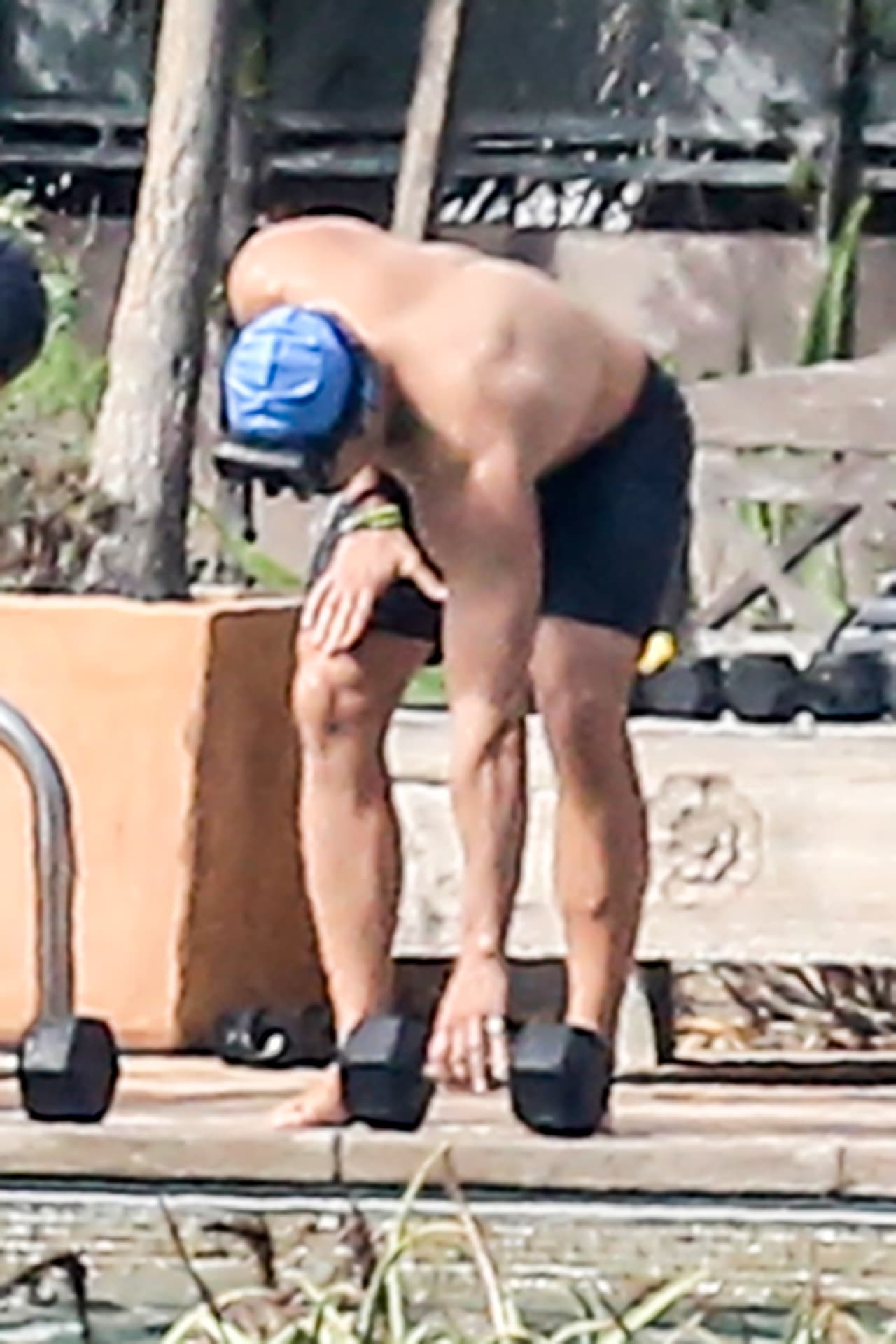 El guapísimo actor dejó poco a la imaginación mientras entrenada, ¡presumió sus "abs"!