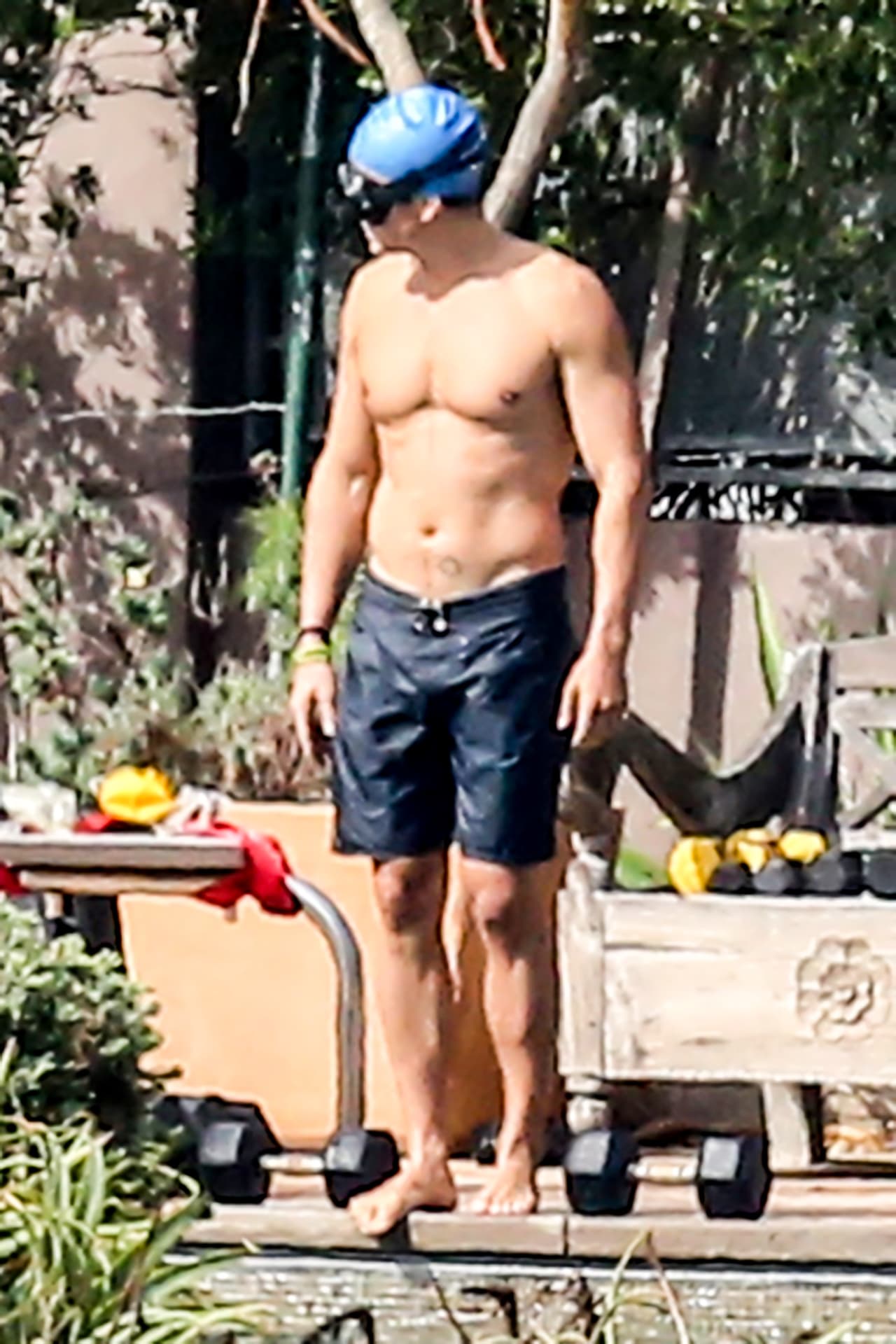 El guapísimo actor dejó poco a la imaginación mientras entrenada, ¡presumió sus "abs"!