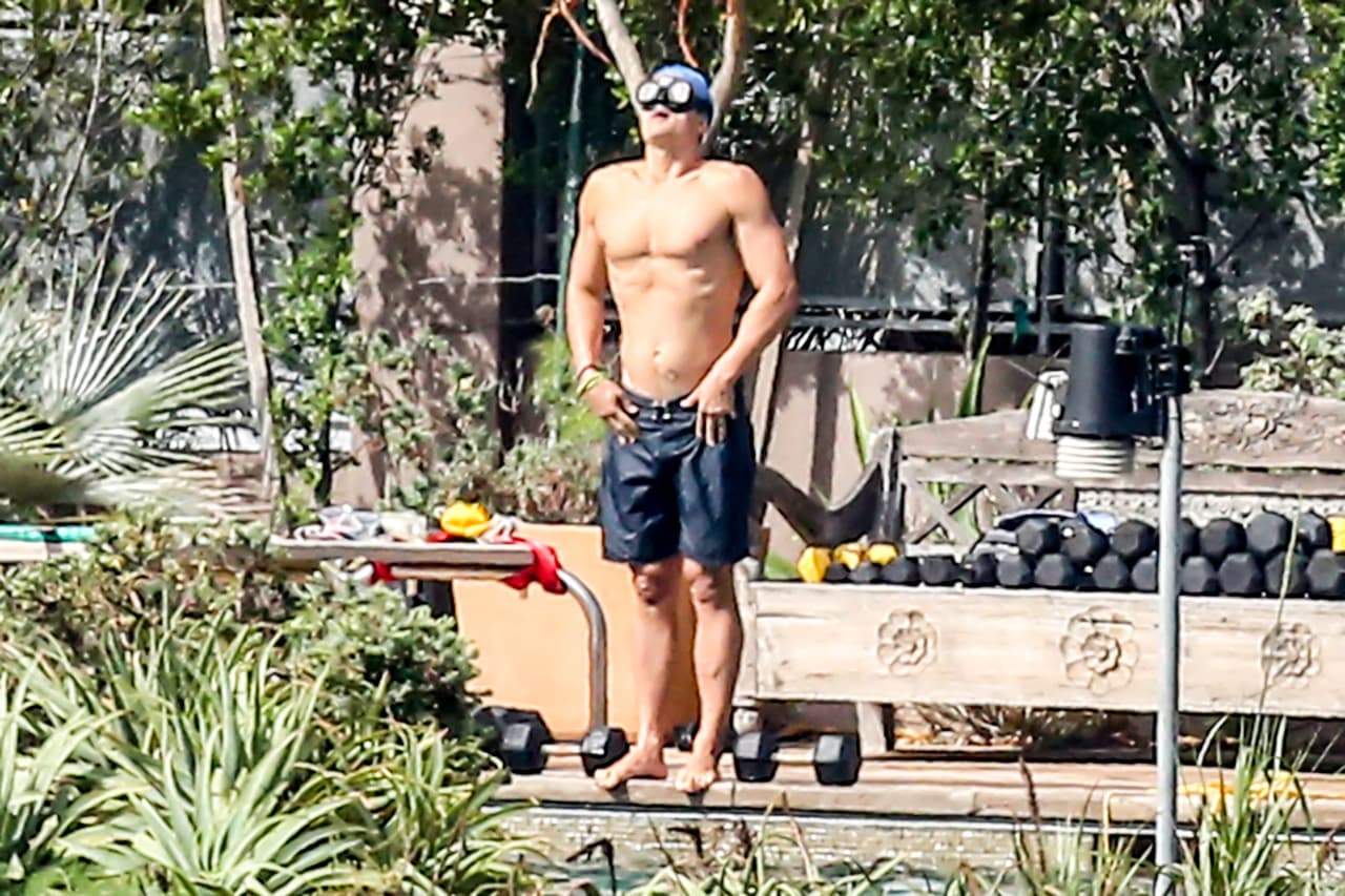 El guapísimo actor dejó poco a la imaginación mientras entrenada, ¡presumió sus "abs"!