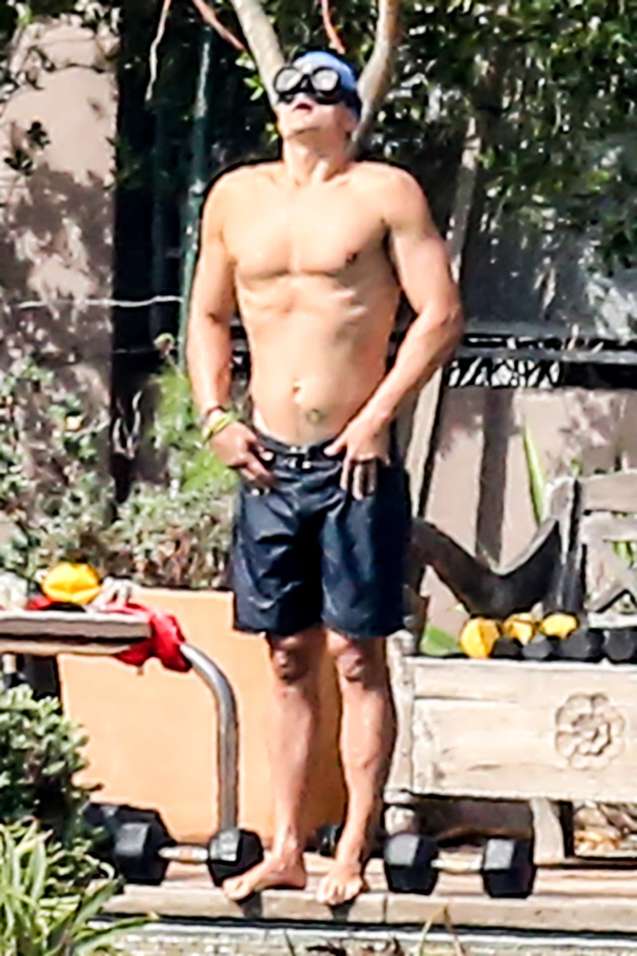 El guapísimo actor dejó poco a la imaginación mientras entrenada, ¡presumió sus "abs"!