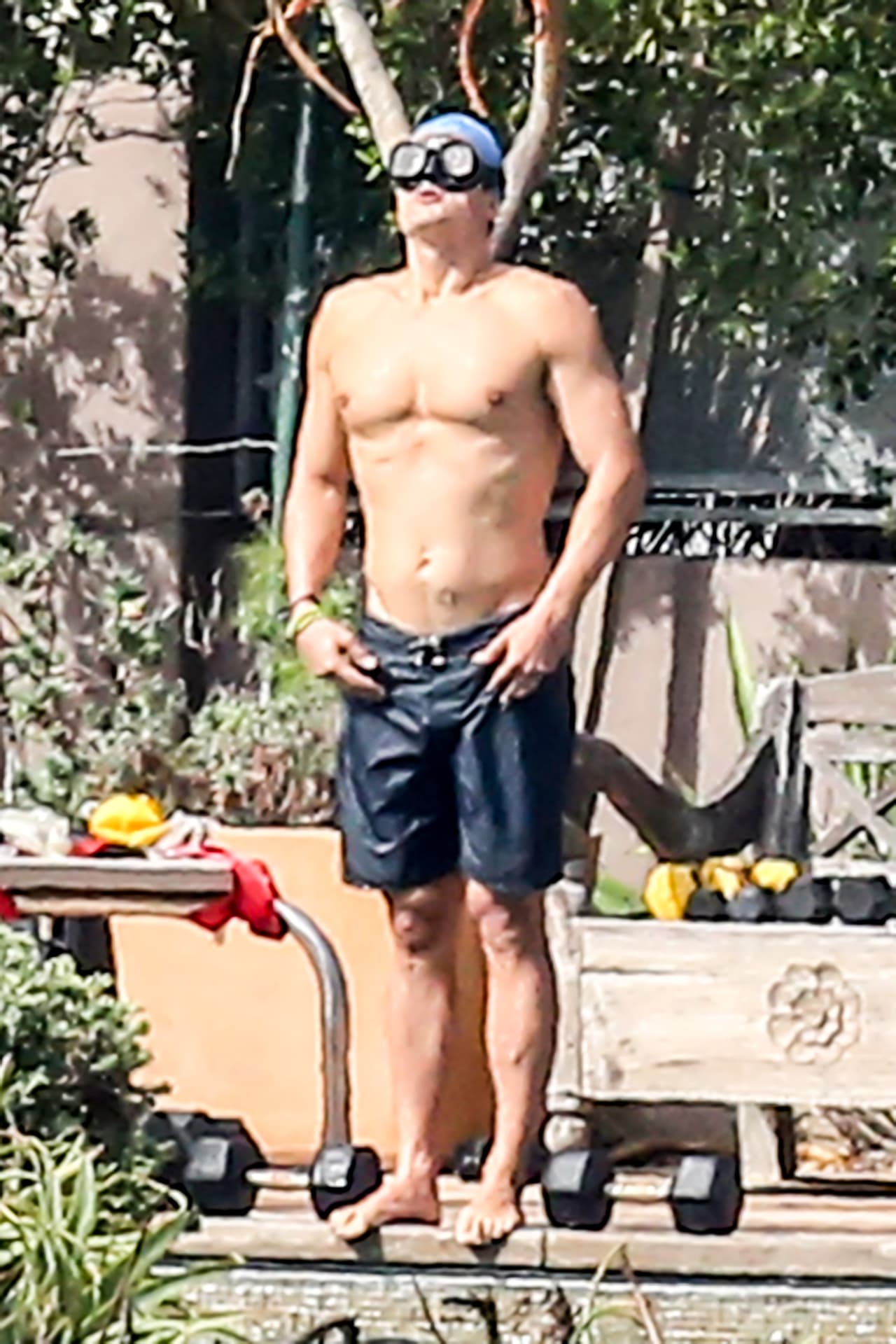 El guapísimo actor dejó poco a la imaginación mientras entrenada, ¡presumió sus "abs"!