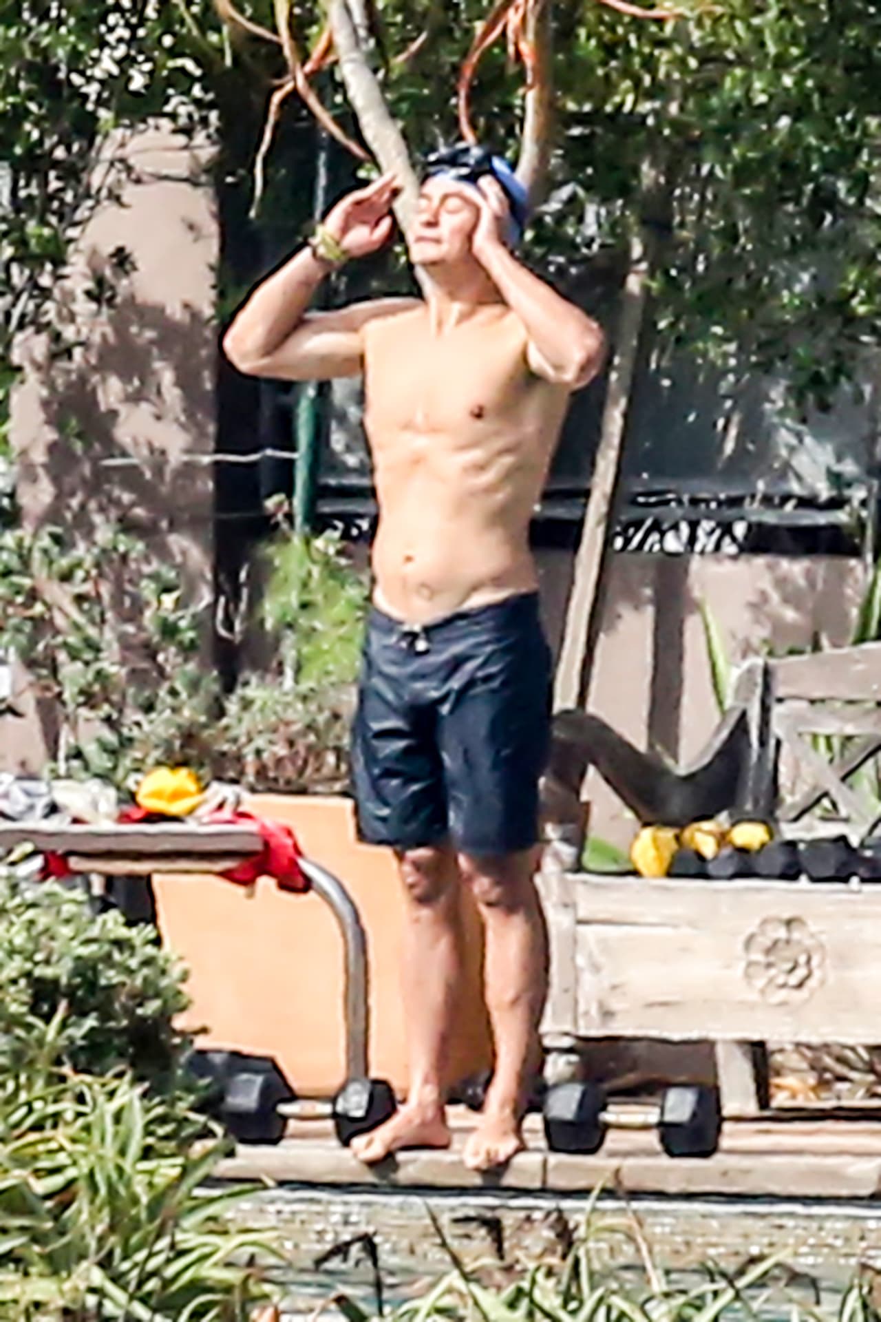 El guapísimo actor dejó poco a la imaginación mientras entrenada, ¡presumió sus "abs"!