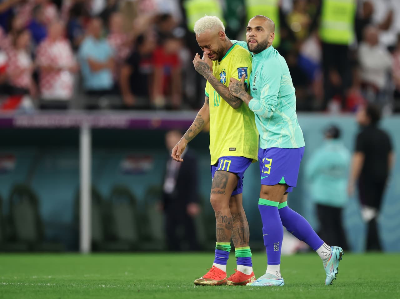 Alves confía en que Neymar seguirá con Brasil: "El futbol necesita de él"