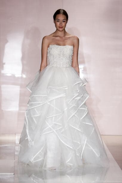 Y del mismo diseñador encontramos este de capas de tul con énfasis en las orillas.