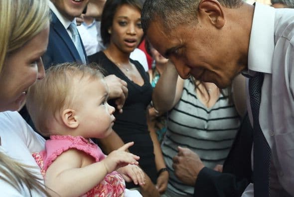 Y se aproximó a saludar y dar apretones de manos a varias docenas de transeúntes.