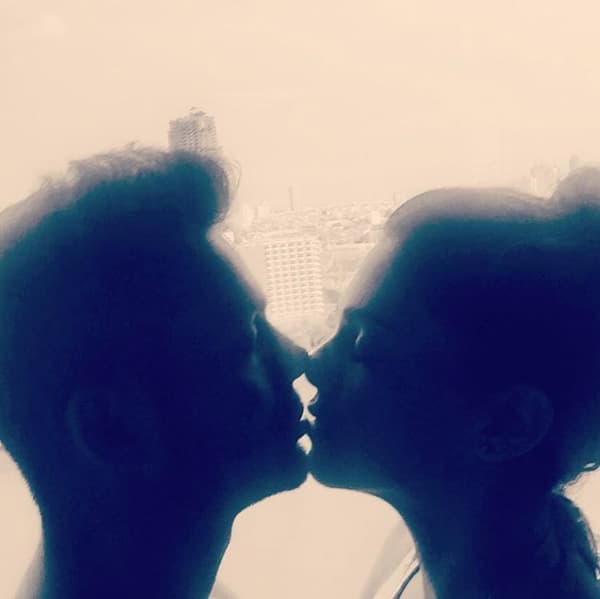 Fue con esta imagen con la que nos dimos cuenta que Cupido flechó a la sexy actriz y que hay mucho amor. En la instantánea aparece Livia y su novio dándose un amoroso y muy tierno beso.