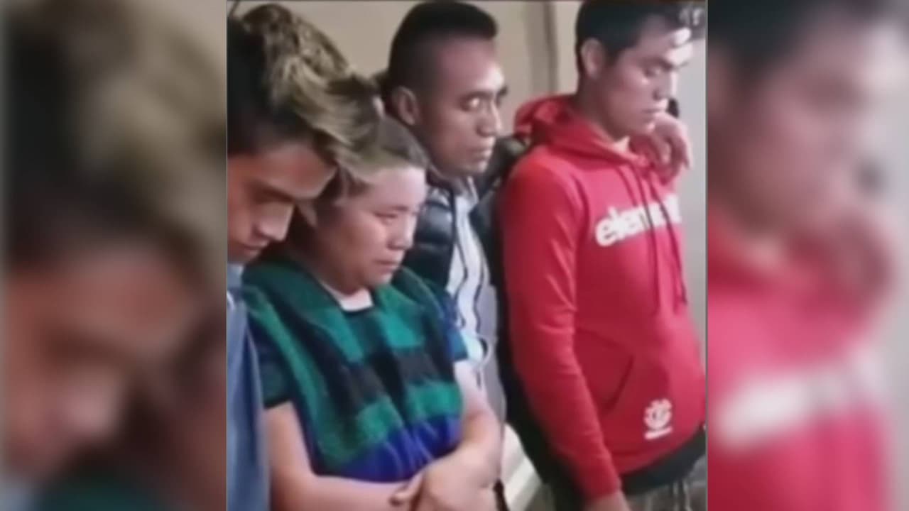 <b>Comunidad secuestra a los hijos del alcalde y le exige al político un dinero que supuestamente se robó</b>
<br>
<br>En Chiapas, México, el gobierno estatal tuvo que pagar 300,000 dólares para que liberaran a los hijos de un alcalde municipal que fueron secuestrados por ciudadanos inconformes. La comunidad acusa al mandatario de robarse ese mismo monto y dijo que el dinero será destinado a un proyecto de vivienda.