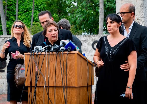 Esta discordia se recrudeció al momento de que 'El Príncipe de la Canción' murió, pues José Joel y Marysol Sosa viajaron a Miami y por varios días no hallaron
<b><a href="https://www.univision.com/famosos/jose-joel-confirma-en-instagram-que-freno-por-48-horas-la-cremacion-del-cuerpo-de-jose-jose" target="_blank"> ni pudieron ver el cuerpo de su padre</a></b>, pues alegaban que 'Sarita' Sosa no les dio información al respecto. 
<br>