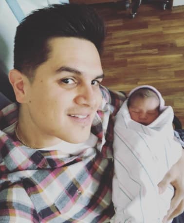 A través de sus redes sociales, Régulo presentó a su hija recién nacida. La primera imagen que él compartió con sus seguidores fue esta, misma que publicó el 29 de noviembre de 2017.