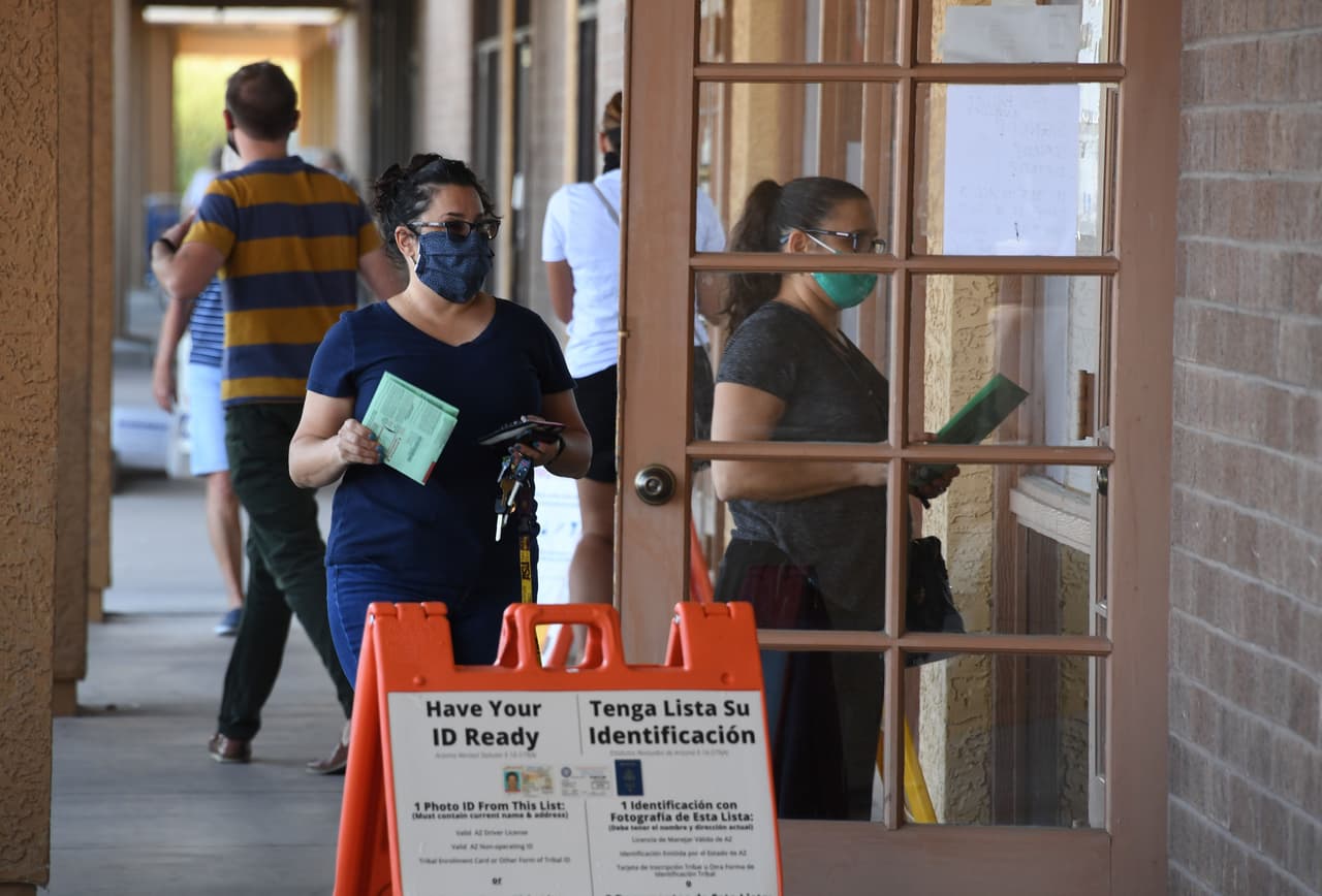 El Gobernador de Arizona firma proyecto de ley que evitará que algunos votantes reciban automáticamente boletas por correo