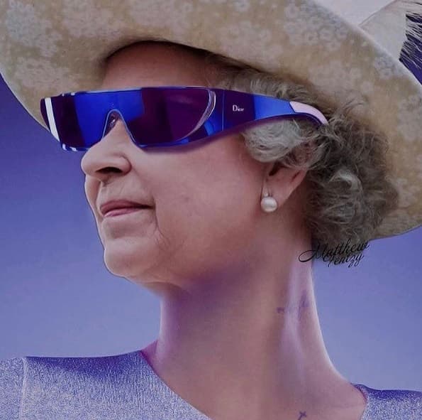 La cantante Rihanna publicó estos montajes fotográficos en los que se ve el rostro de la reina Isabel II de Inglaterra sobre el cuerpo de la artista. Las imágenes se distribuyeron a través de la cuenta de Instagram de Rihanna (@badgalriri) entre el 22 y el 24 de abril.