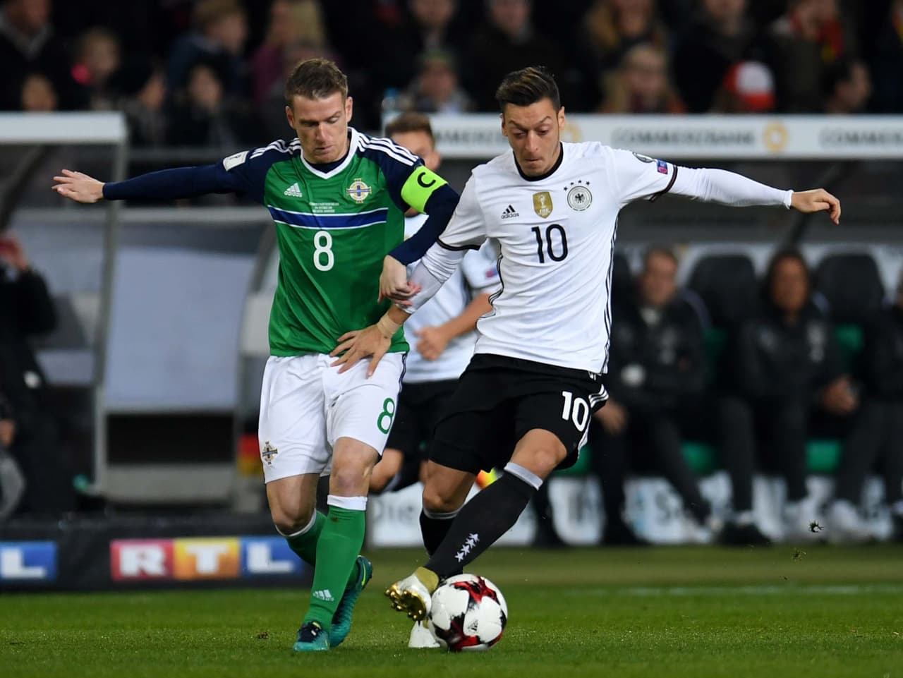 Del mismo modo, Mesut Özil es fijo para Löw ya que puede jugar en el centro o pegado a la izquierda.