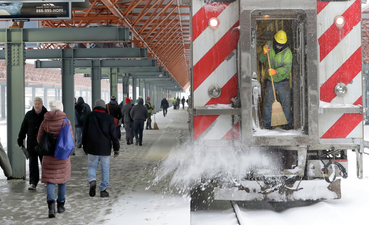 En lo que respecta a transporte, Metra ha emitido un aviso de clima invernal pidiendo a los pasajeros que dispongan de un tiempo adicional para el viaje y verifiquen las alertas de servicio por retrasos.
