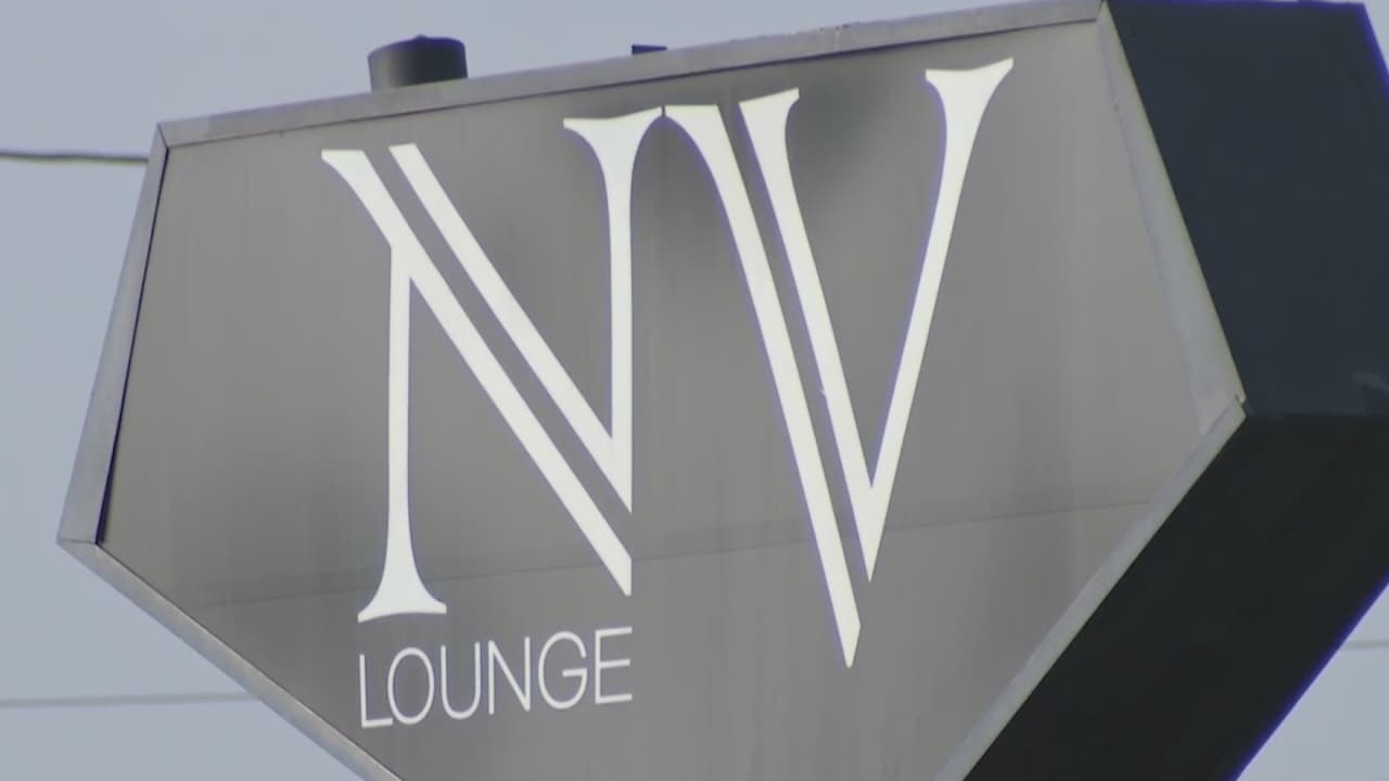 Habitantes de Anaheim, por ejemplo, aseguran que el bar NV Lounge ha organizado varios encuentros de este tipo, incumpliendo las medidas de seguridad para evitar la propagación del coronavirus. “Al entrar no te miden la temperatura y, al interior, la mascarilla no importa”, cuenta un vecino de la zona. Autoridades recuerdan a la comunidad que estas prácticas van en contra de la ley y pueden provocar multas o el retiro de licencias de licor y comida.