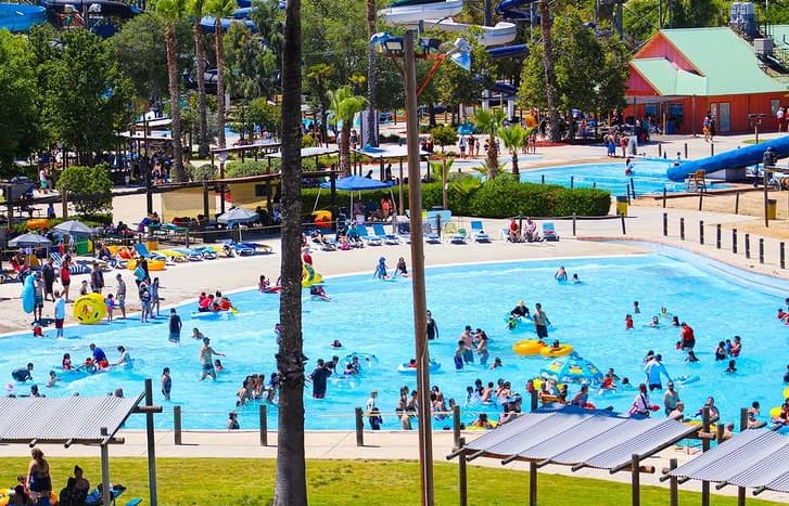 Además de los toboganes de alta y baja intensidad puedes encontrar la Tidal Wave y el Waimea River.