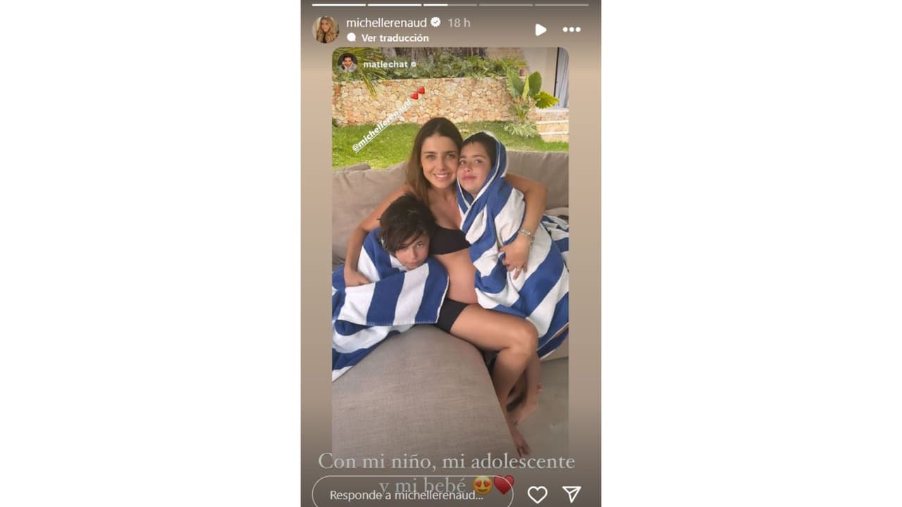 Michelle Renaud presume a su bebé Milo junto a sus hermanos, Marcelo y Axel.