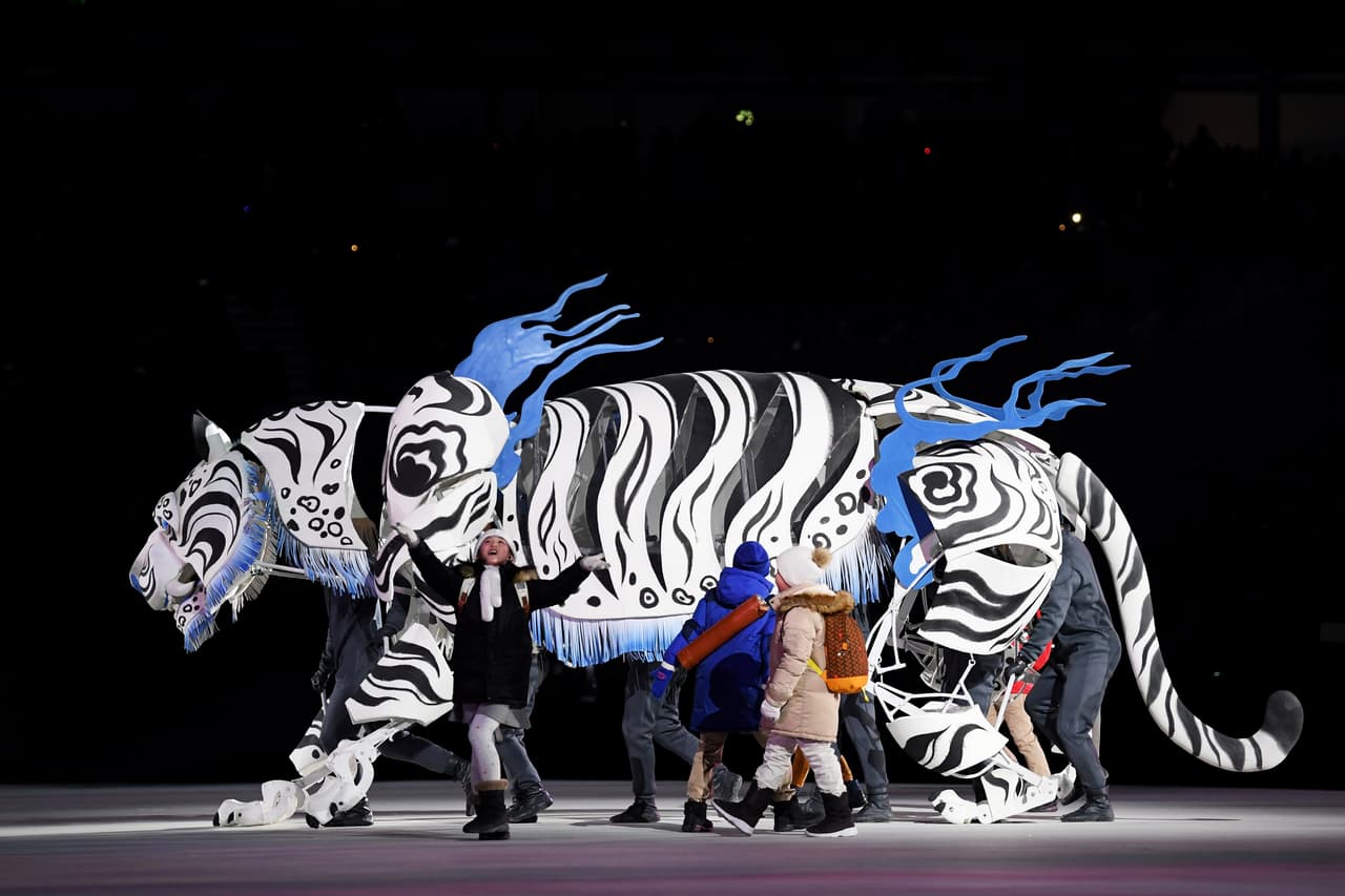 Una estructura metálica con forma de tigre y manejada por varios bailarines formó parte del espectáculo.